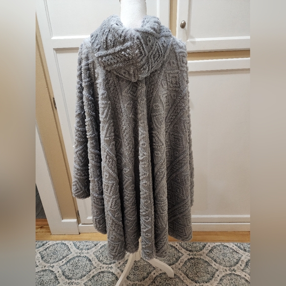 Cozy Gray Hooded Fuzzy Sherpa Fleece Poncho NWOT - Picture 6 of 11